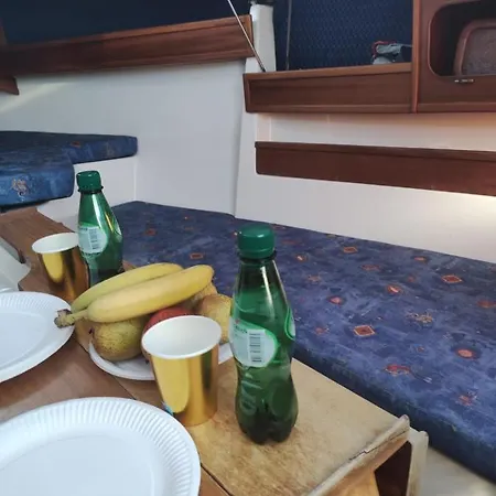 Bateau-hôtel Vrs - Budget 21 Ft Boatel Parking